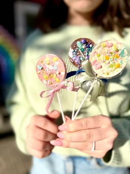 Шоколадный леденец 21 гр, молочный с сублим. ягодами/фруктами