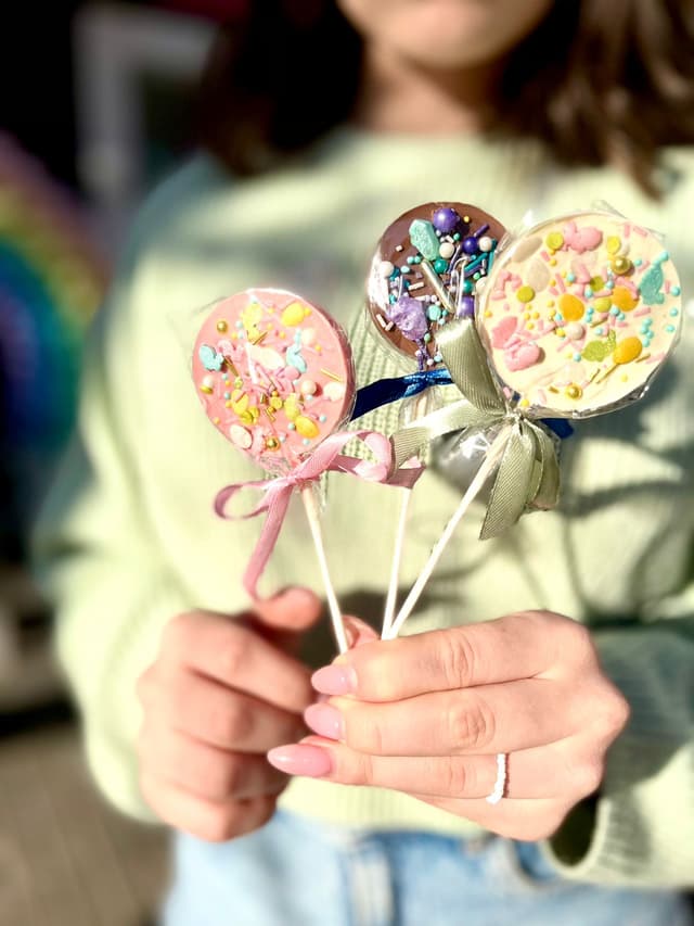 Шоколадный леденец 21 гр, молочный с сублим. ягодами/фруктами Шоколадный леденец 21 гр, молочный с сублим. ягодами/фруктами