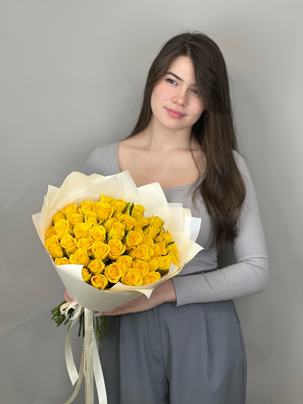 МЕГА АКЦИЯ Стильный букет из 51 желтой розы Кения 35-40 см в матовой бумаге