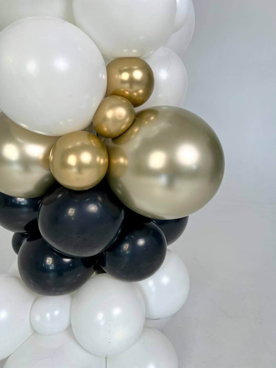 Стойка из шаров с воздухом «Серебро и Золото»