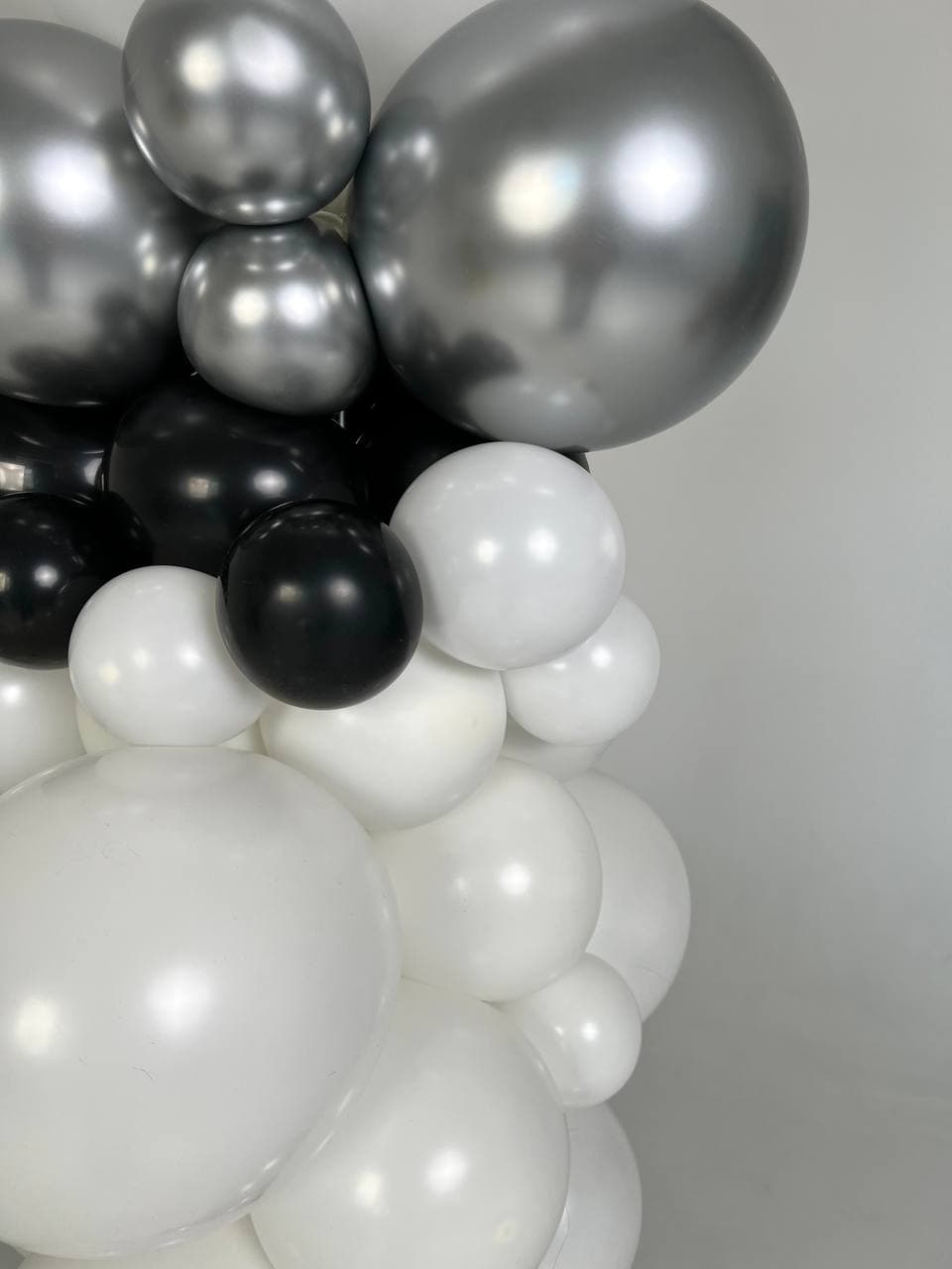 Стойка из шаров с воздухом «Серебро и Золото»