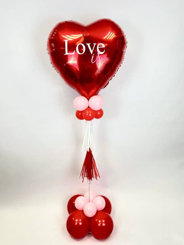 Стойка из шаров с воздухом «Love is» Стойка из шаров с воздухом «Love is»