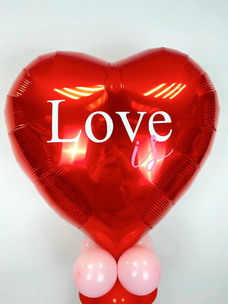 Стойка из шаров с воздухом «Love is»
