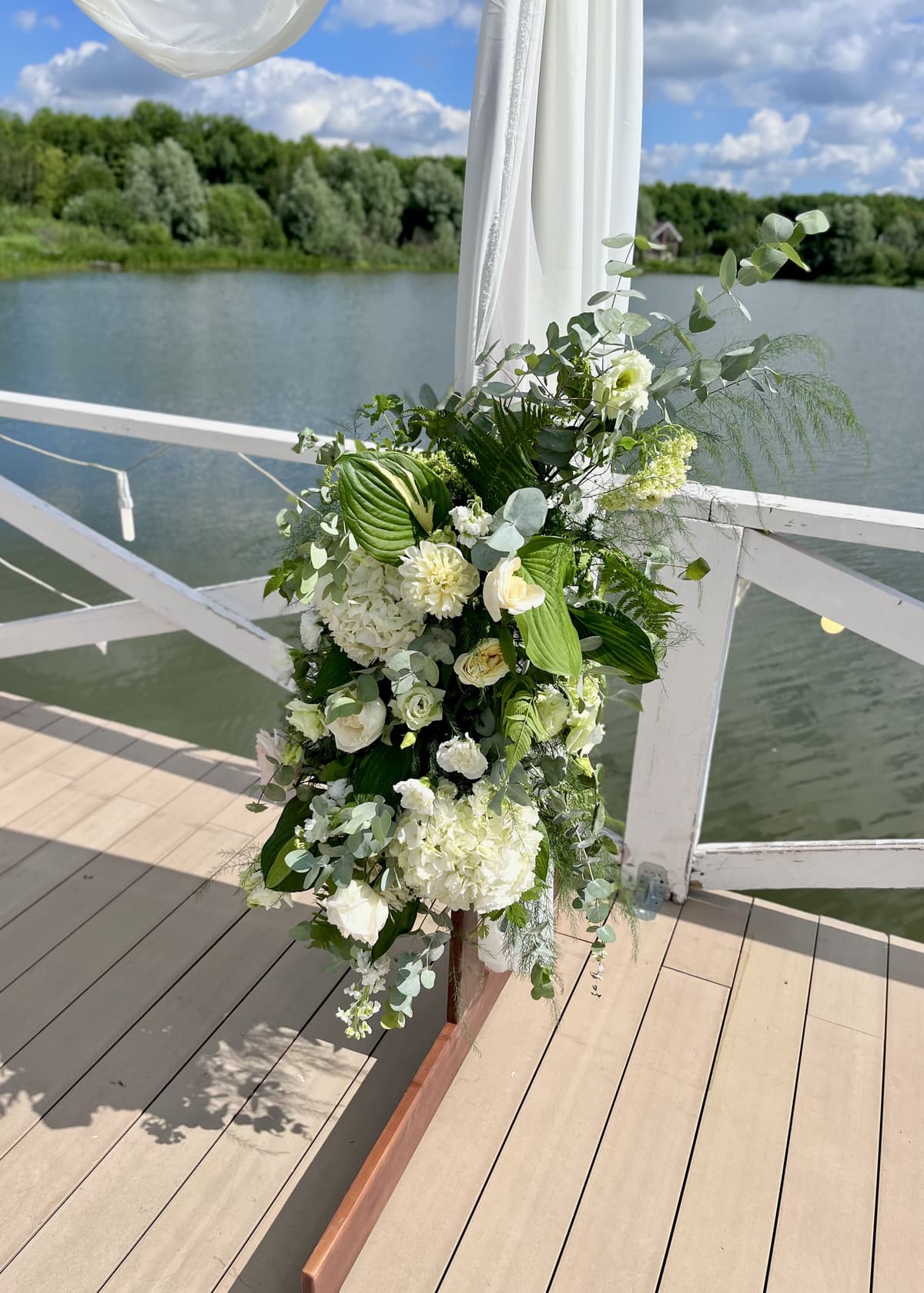 Свадебная арка из цветов «vanila wedding»