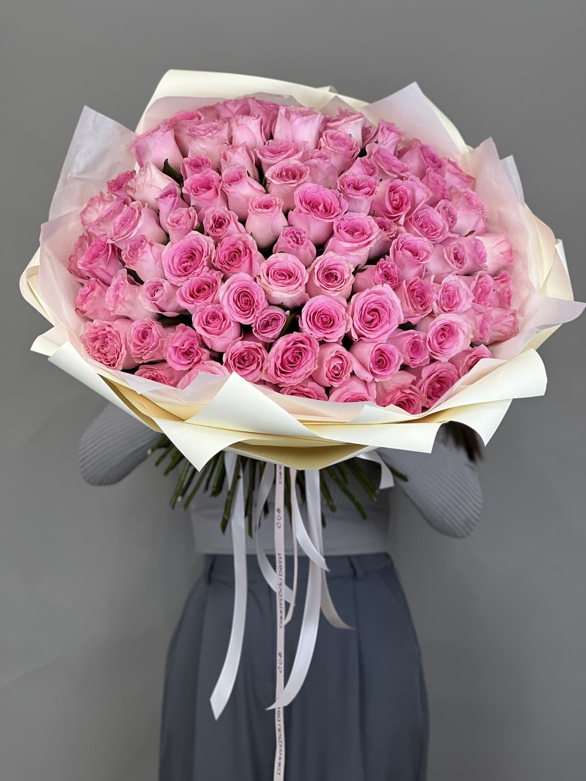 МЕГА АКЦИЯ Свежий букет из 101 розовой розы стандарт 50 см в оформлении