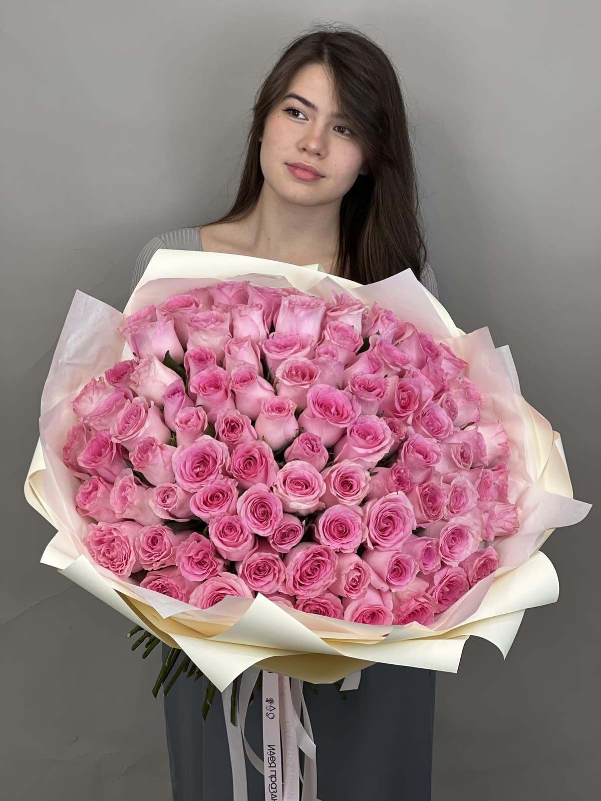 МЕГА АКЦИЯ Свежий букет из 101 розовой розы стандарт 50 см в оформлении
