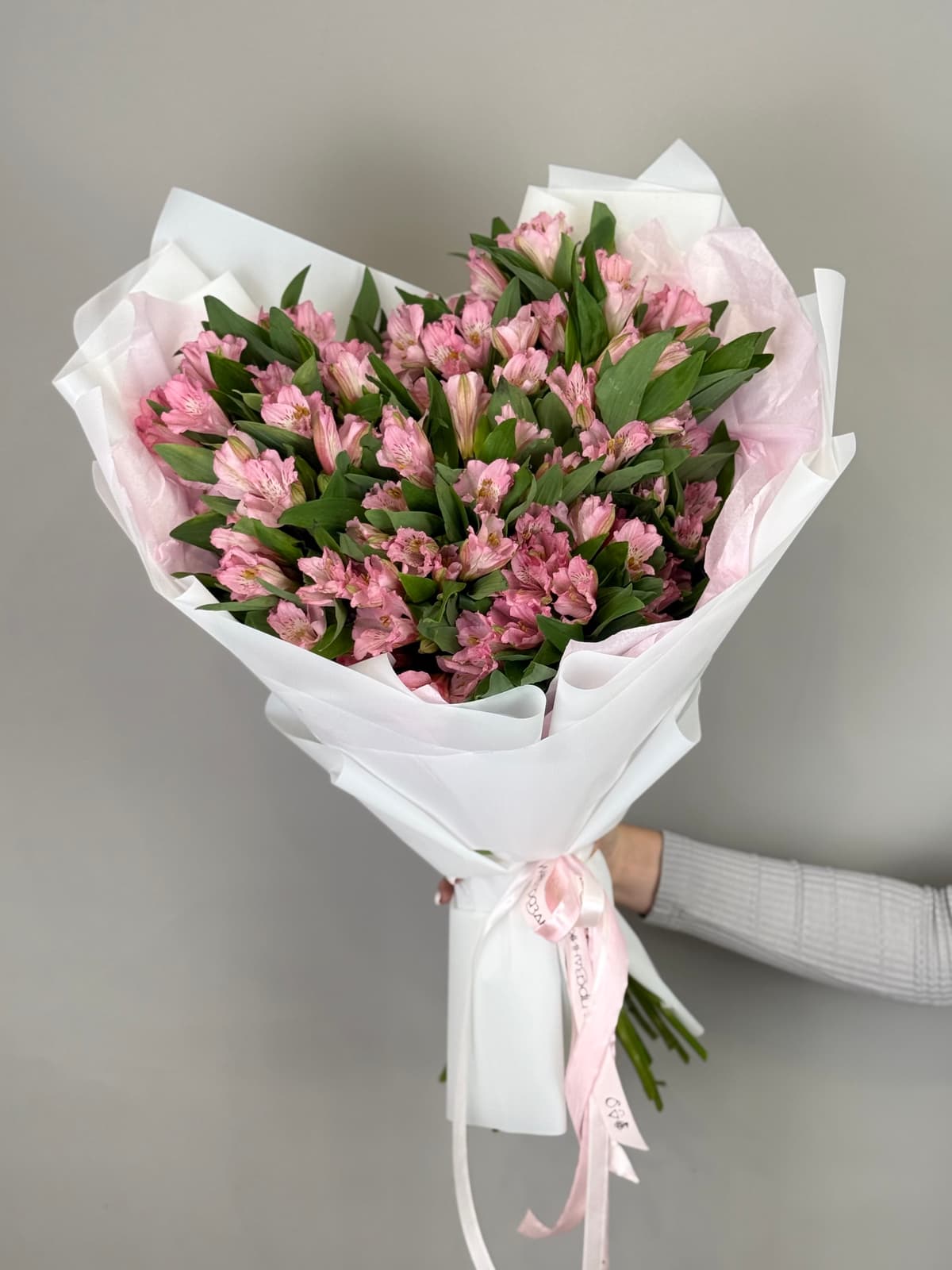 Свежий букет из 25 альстромерий "Primadonna"