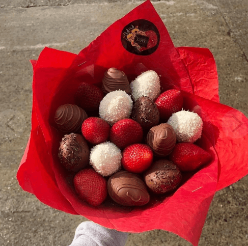 Съедобные букеты для женщин клубника в шоколаде "Леди в красном" Съедобные букеты для женщин клубника в шоколаде "Леди в красном"