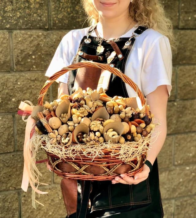 Съедобные букеты в корзине "Ореховая" Съедобные букеты в корзине "Ореховая"