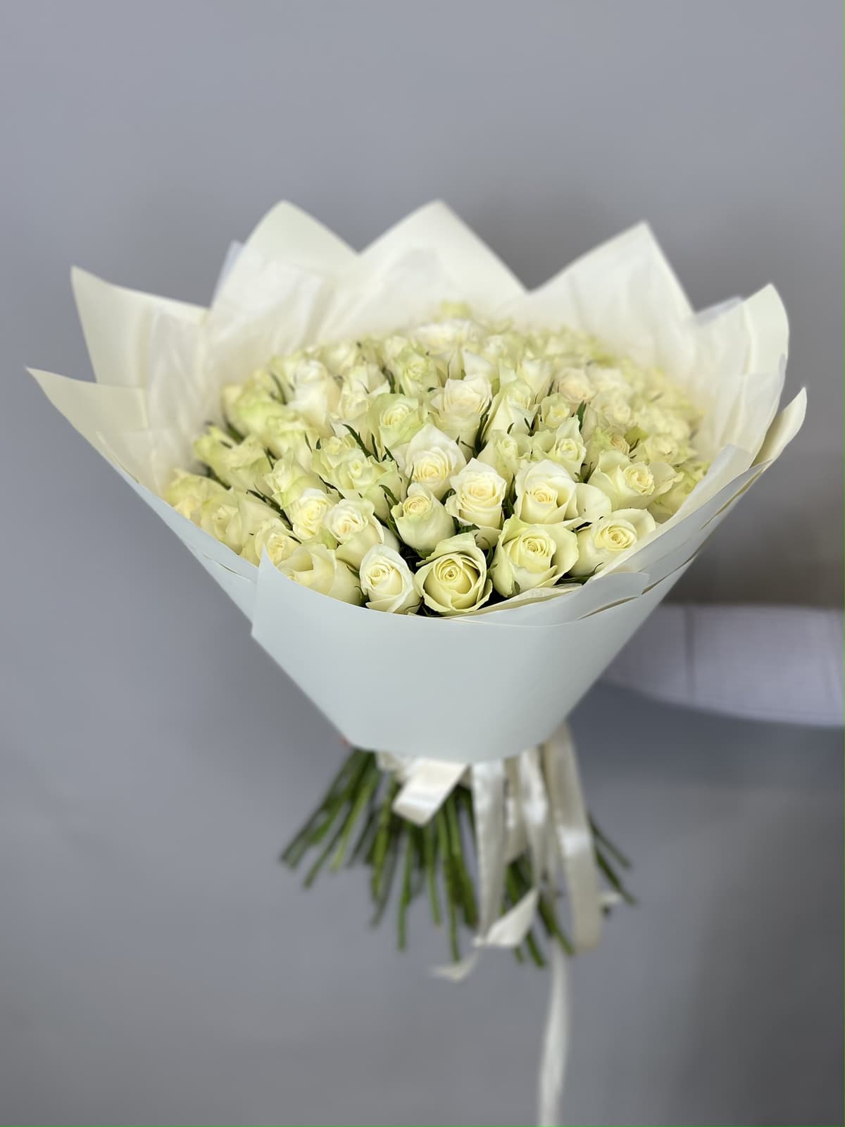 МЕГА АКЦИЯ Весенний букет из 51 белых роз Кения 35-40 см в матовой бумаге